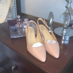 Naturalized beige leather classic slingback shoes